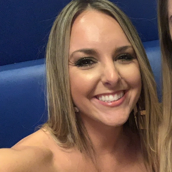 Meet your Posher, Lauren - Picture 2 of 3